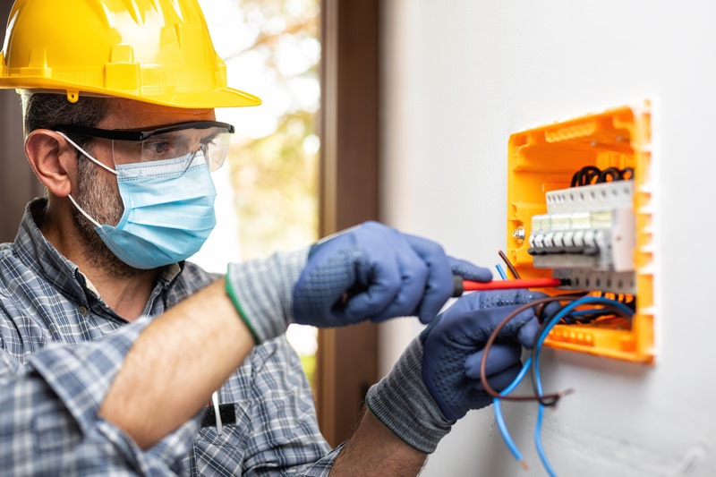 Escola Profissional Canal C abre turma para curso de eletricista residencial